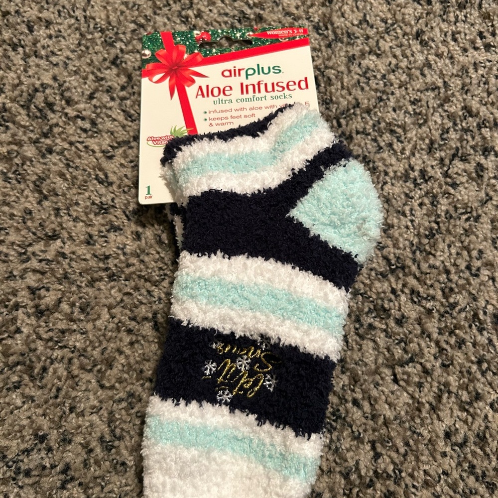 Airplus Aloe Infused Ultra Comfort Socks - Women's. White, light blue, and navy.